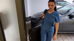 MILF brune baisée par son masseur à domicile