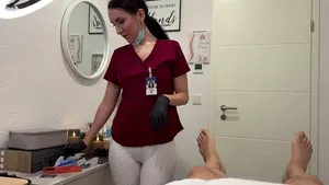 Infirmière suce bite après laser sur couilles - Fellation